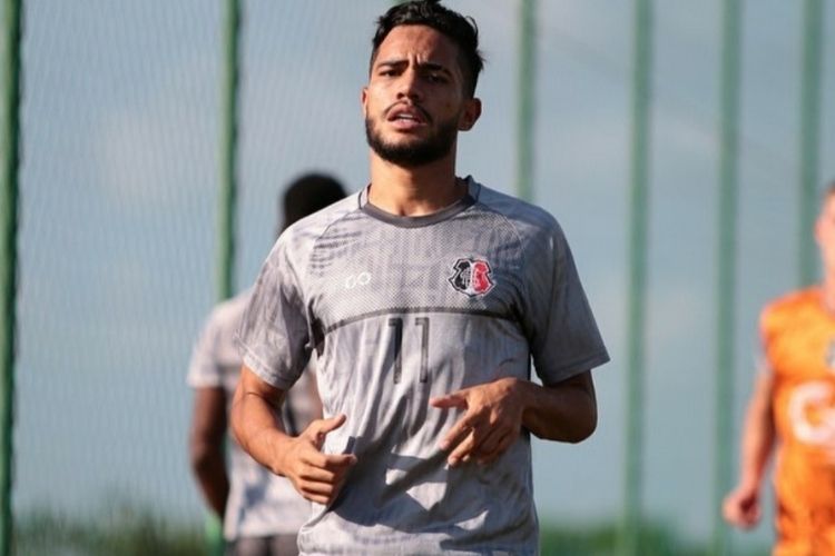 Jogador durante treino no Centro de Treinamento Ninho das Cobras