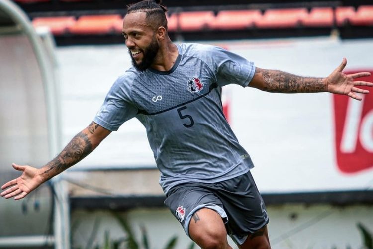 Com a camisa do Santa Cruz, Paulinho marcou dois gols