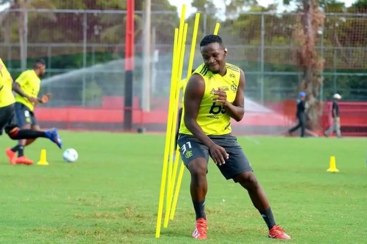 Sem espaço no Flamengo, Klebinho pode ser emprestado ao Santa Cruz