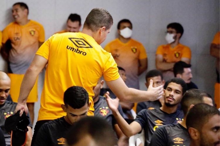 Umberto Louzer foi apresentado de modo oficial pelo Leão nesta terça-feira
