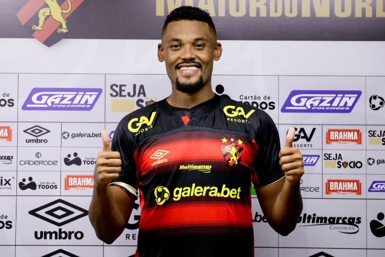 Zagueiro concorrerá por vaga no time com Maidana e Adryelson
