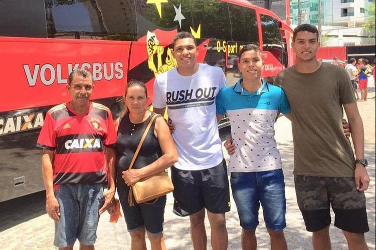 Parte da família dos goleiros reunida no estádio da Ilha do Retiro, no Recife