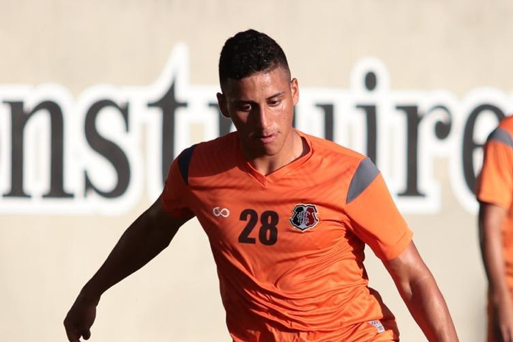 Adriano Napão é cria da base e está no Santa Cruz desde 2014 
