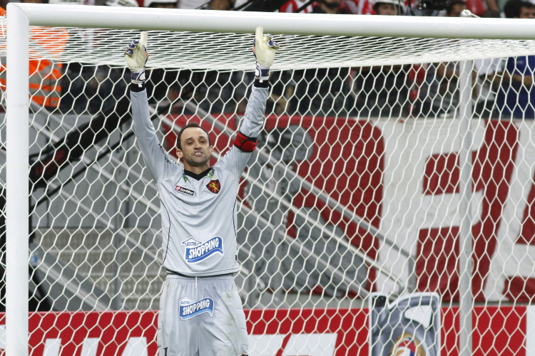 Na decisão por pênaltis, Magrão, sempre ele, cresceu