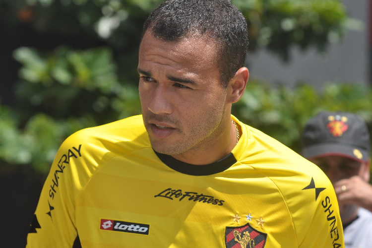 Roger saiu criticado pela torcida do Sport