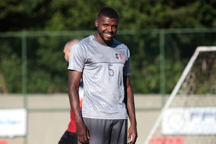 Julinho tem treinado com o elenco do Santa Cruz há dois dias