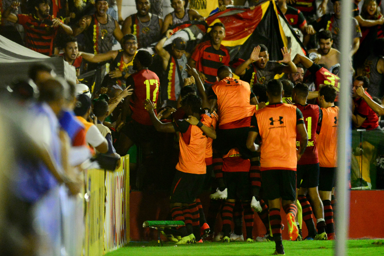 Nos braços da torcida, rubro-negros comemoram triunfo nos Aflitos