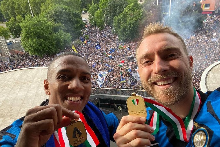 Selfie dos jogadores em comemoração com a torcida