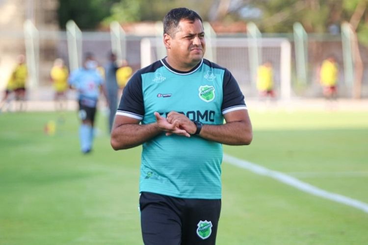 Leston Júnior é o treinador do Floresta desde o ano passado