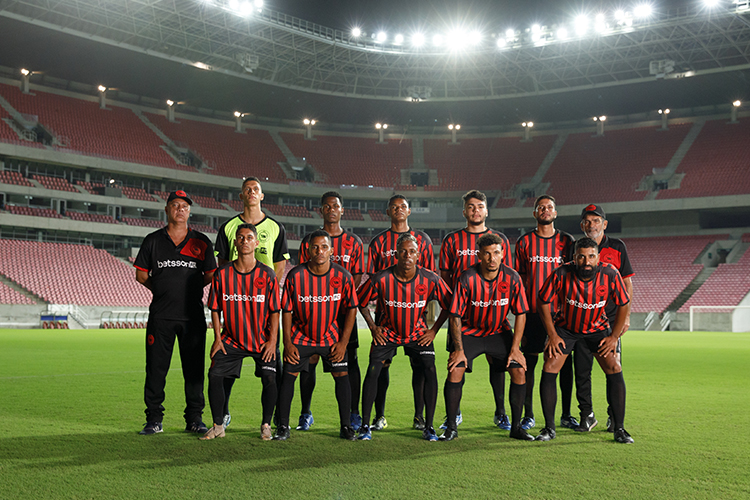 Elenco exibe novo patrocinador em ensaio na Arena de Pernambuco