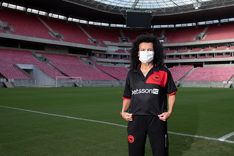 Mauro Shampoo, &Iacute;dolo do clube, posou com o novo patrocinador na camisa/Caio Guatelli/Betsson