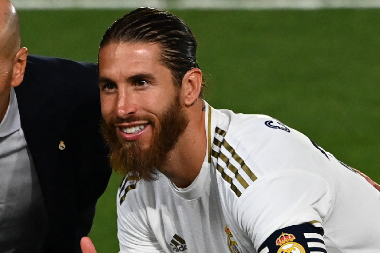 Foram mais de 20 taças com a camisa branca