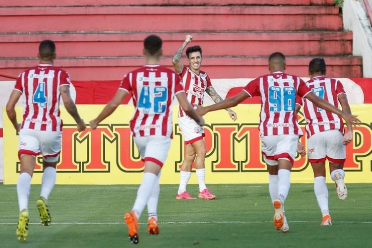Jean Carlos marcou um dos gols do Náutico no jogo