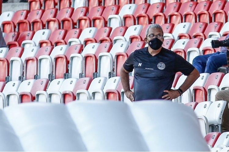 Hélio dos Anjos foi expulso aos oito minutos do primeiro tempo