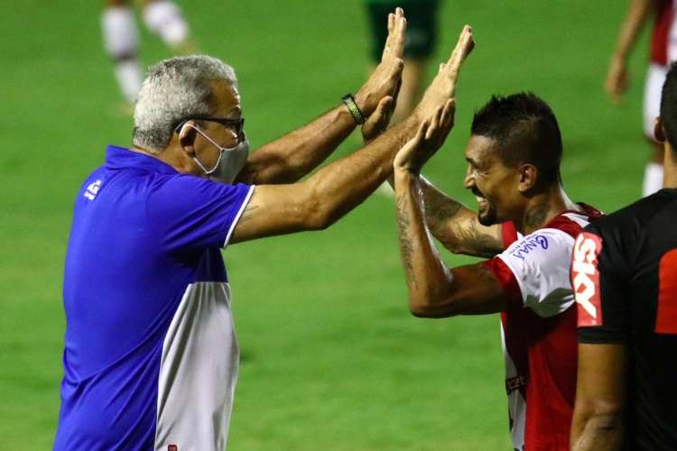 Hélio dos Anjos revelou que a contusão de Kieza é grave 