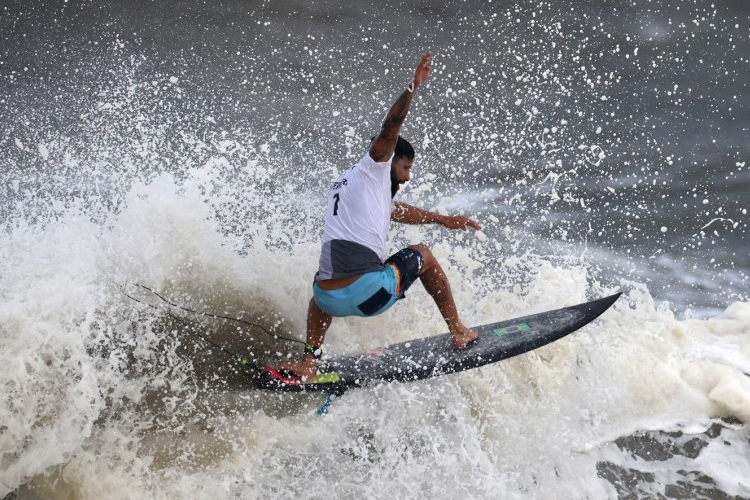Ítalo começou surfando com pranchas improvisadas
