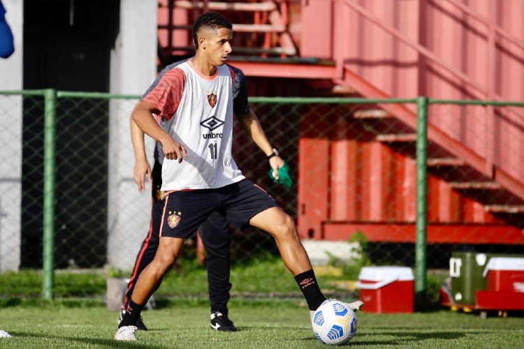 Luciano Juba treinou ontem junto com o elenco no CT.