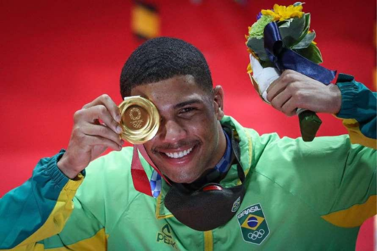 O triunfo sobre o ucraniano Oleksandr Khyzhniak colocou o pugilista baiano na prateleira dos grandes esportistas do país