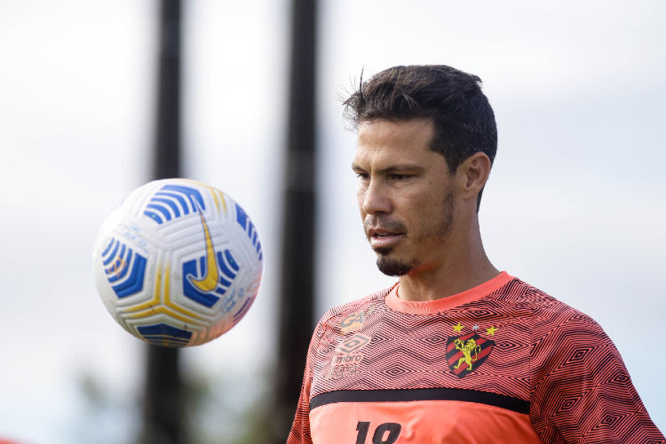Hernanes treina com o elenco desde a semana passada