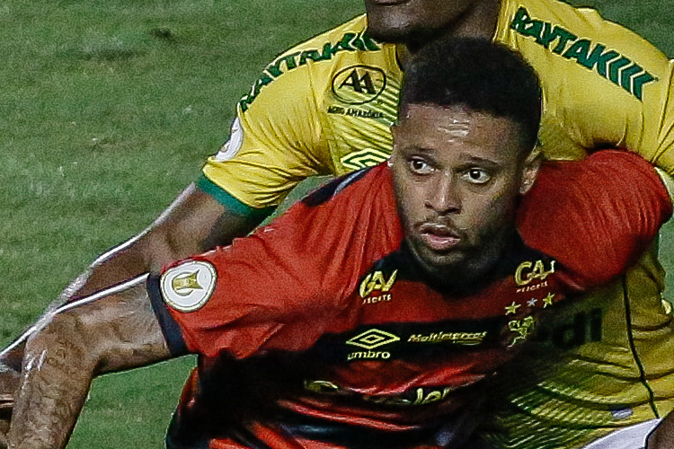 Atacante foi cortado do jogo passado após sentir dores no pé