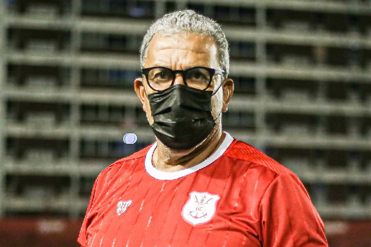 Treinador mineiro está nos Aflitos há nove mesess