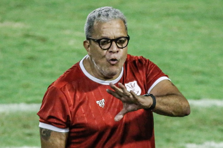 Hélio dos Anjos pediu demissão do Náutico nesta quarta-feira