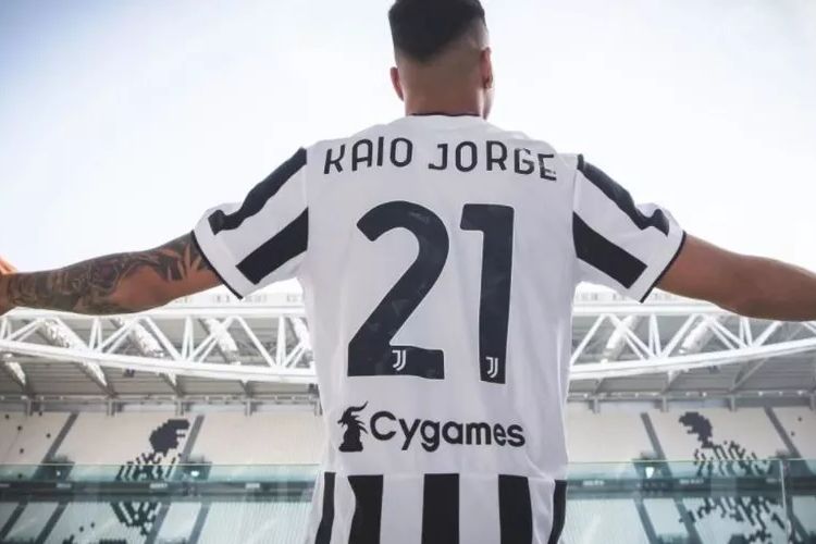 Jovem avançado foi apresentado em Turim com a mítica camisa 21