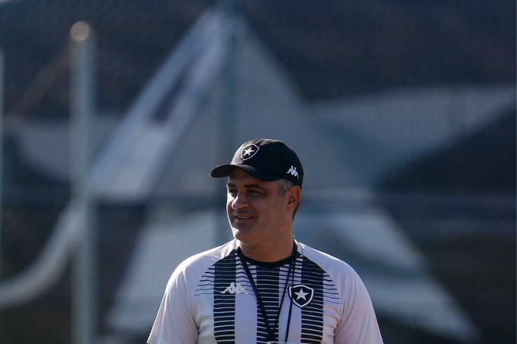Novo comandante já deve estar na área técnica contra o CSA.