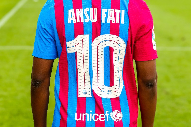 A camisa 10 foi usada antes de Messi pelos brasileiros Ronaldinho Gaúcho, Rivaldo e Romário