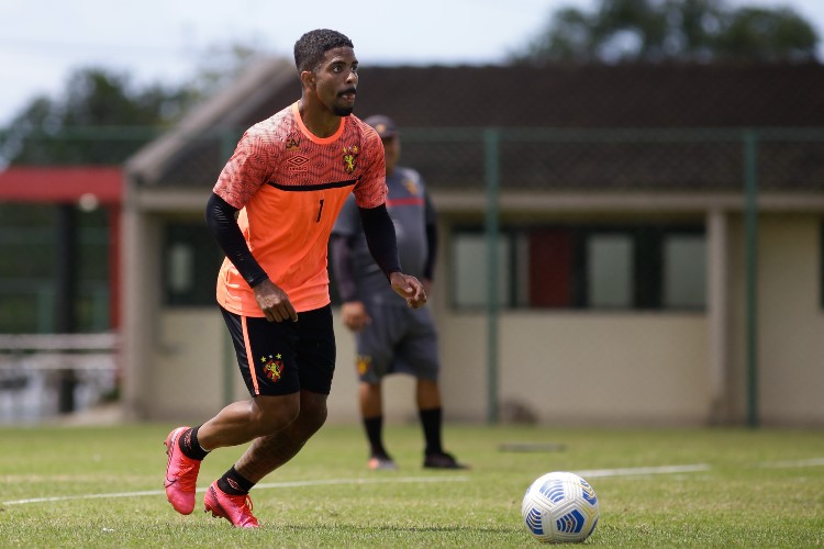 Hayner é titular absoluto da lateral direita do Sport.