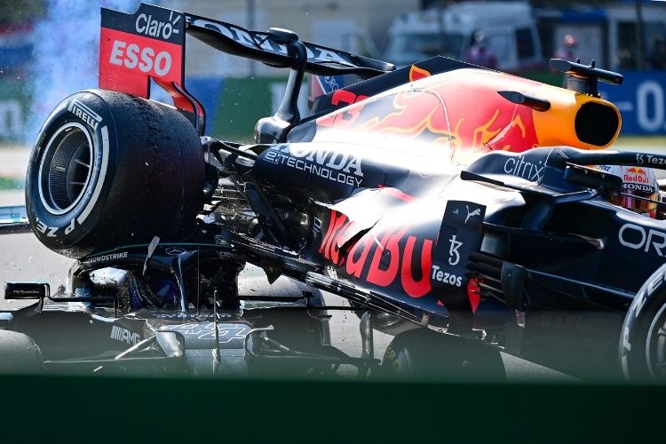 Verstappen e Hamilton tiveram que abandonar a prova após o acidente