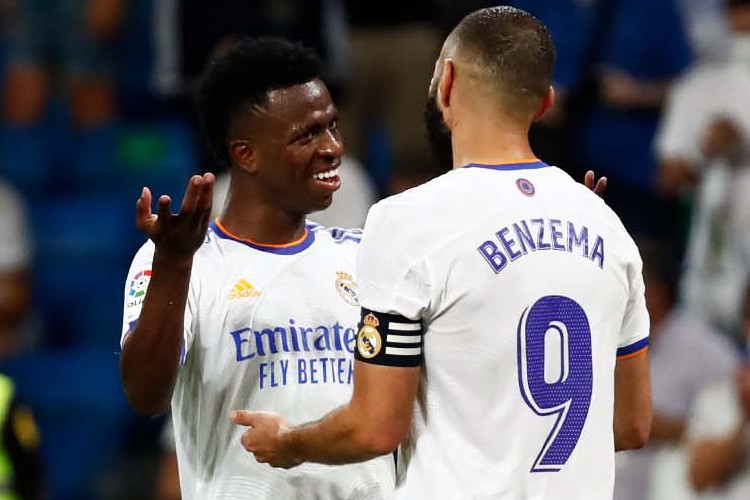 Brasileiro comemora gol com o francês Benzema