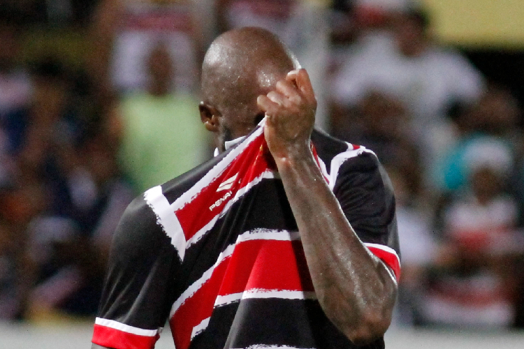 Na foto, Grafite lamenta chance de gol perdida em jogo de 2016