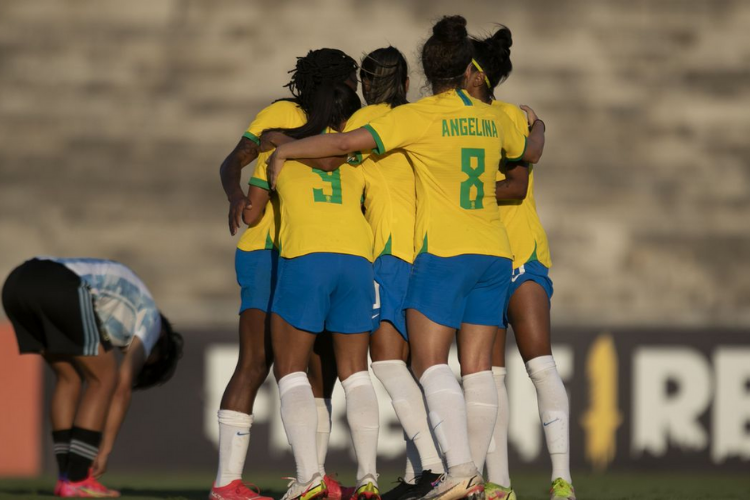 O primeiro gol do Brasil foi marcado pela atacante Debinha.