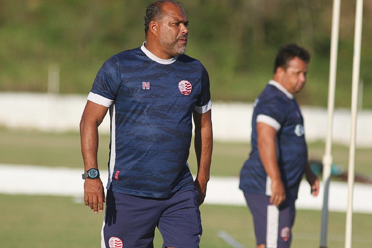 Auxiliar comandará o time à beira do campo pela terceira vez