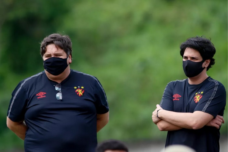 A diretoria de futebol assumiu o clube na metade de julho.