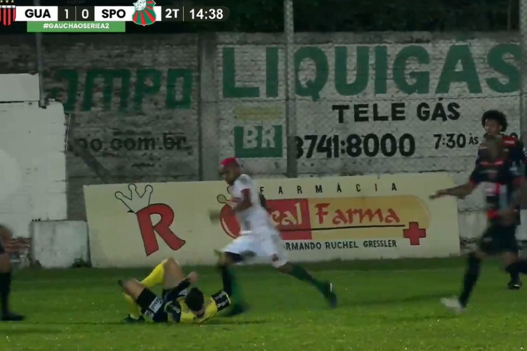 Momento em que William Ribeiro agride o árbitro Rodrigo Crivellaro