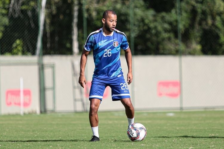 Meia disputou cinco jogos pelo Santa Cruz nesta temporada
