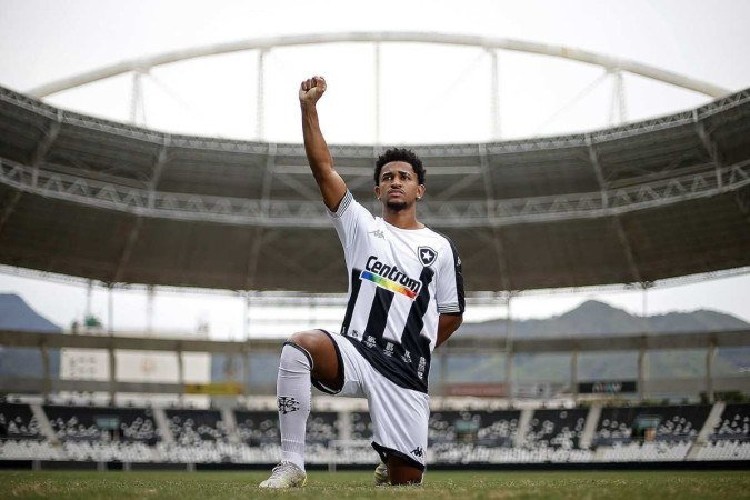 As tradicionais listrar do uniforme botafoguense deram espaço aos gráfico que mostram desigualdade racial