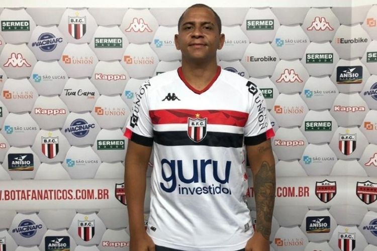 Centroavante vem do Botafogo-SP para ser o camisa 9 coral