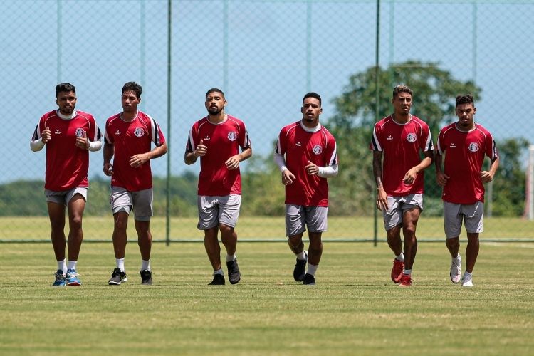 Humberto, Ítalo Melo e Arian (os três útimos) treinam com o elenco
