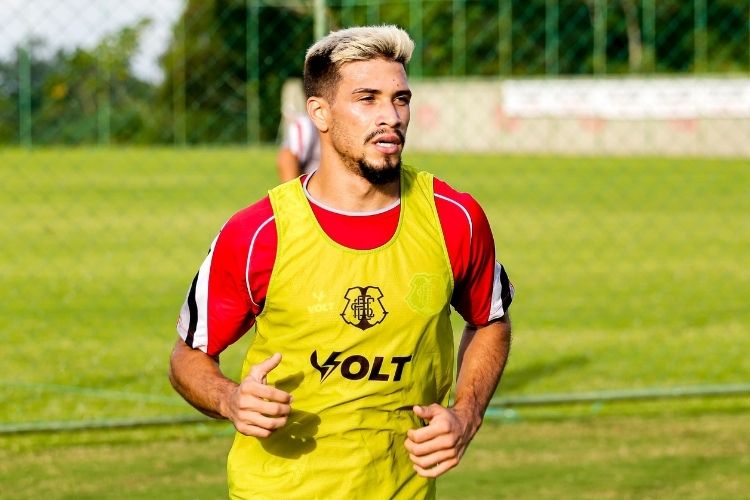 João Erick tem 23 anos e passagem pelo sub-23 do Santos