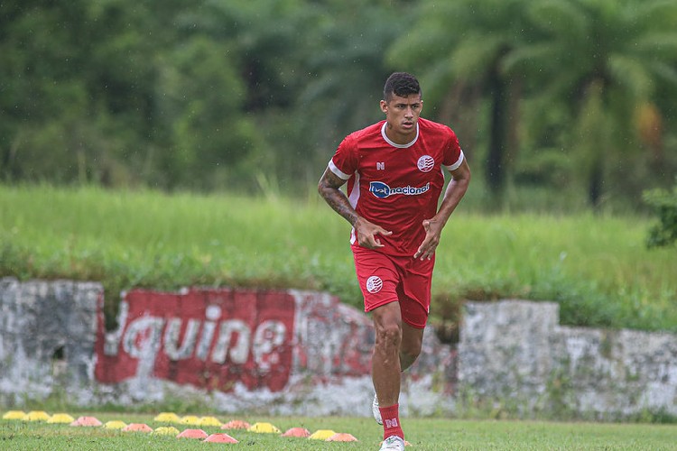 Zagueiro é titular absoluto do clube alvirrubro