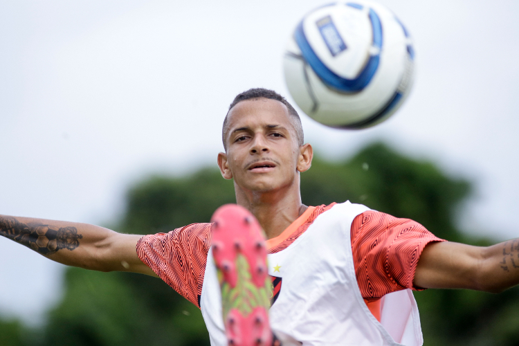 Luciano Juba pode atuar tanto como lateral quanto como ponta