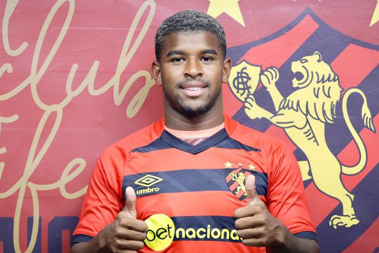 Jáderson foi apresentado pelo clube ao lado de Denner