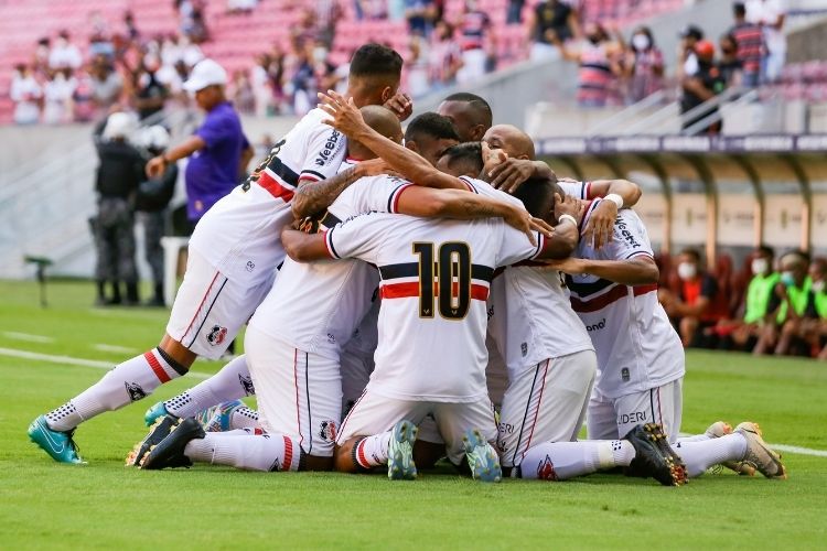 Santa Cruz chegou a nove pontos e assumiu a liderança do Estadual