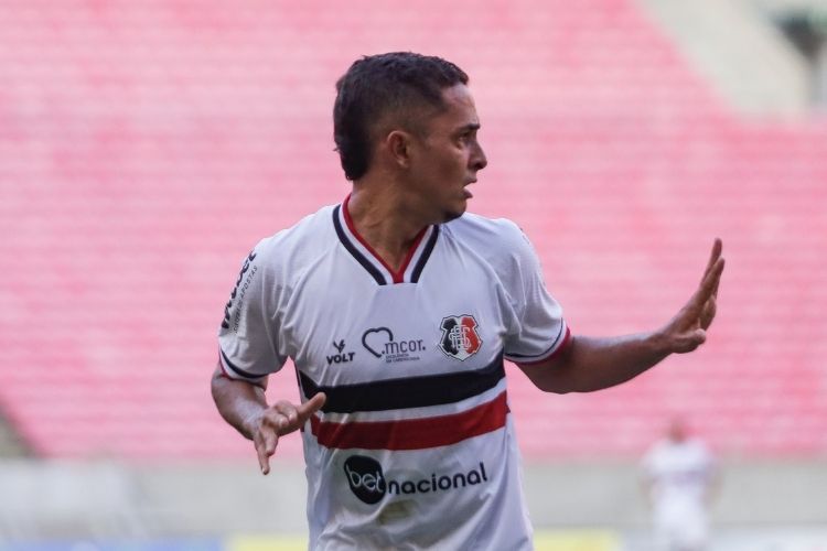 Esquerdinha marcou o segundo gol da vitória do Santa Cruz