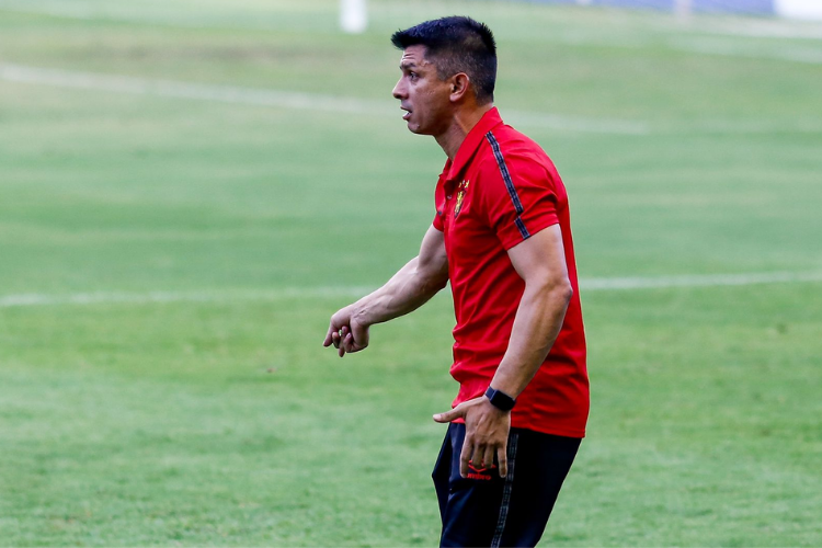 Treinador foi expulso no duelo.