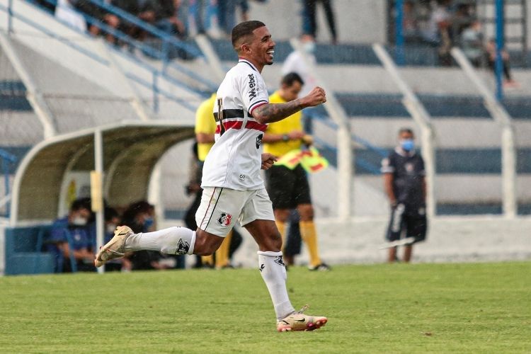 Matheuzinho marcou o terceiro gol da última vitória coral