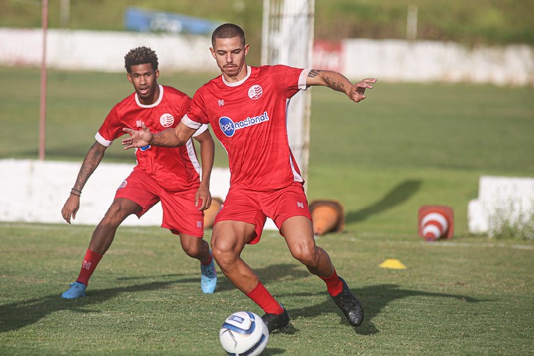 Djavan e Ewandro retornam ao time titular